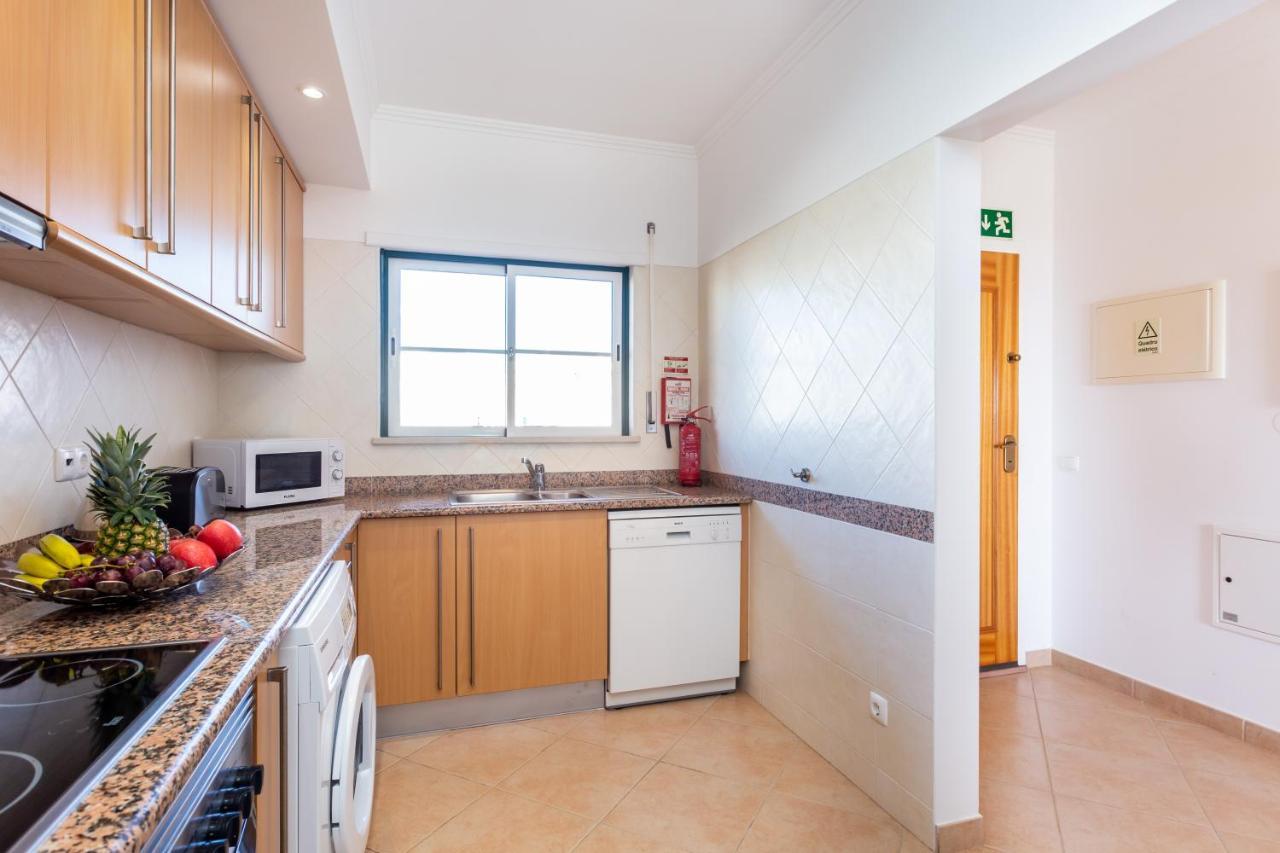 Lovely 2 Bedroom Apartment Including Pool, Stunning Ocean Views & Beach Closeby Praia Da Luz Bagian luar foto