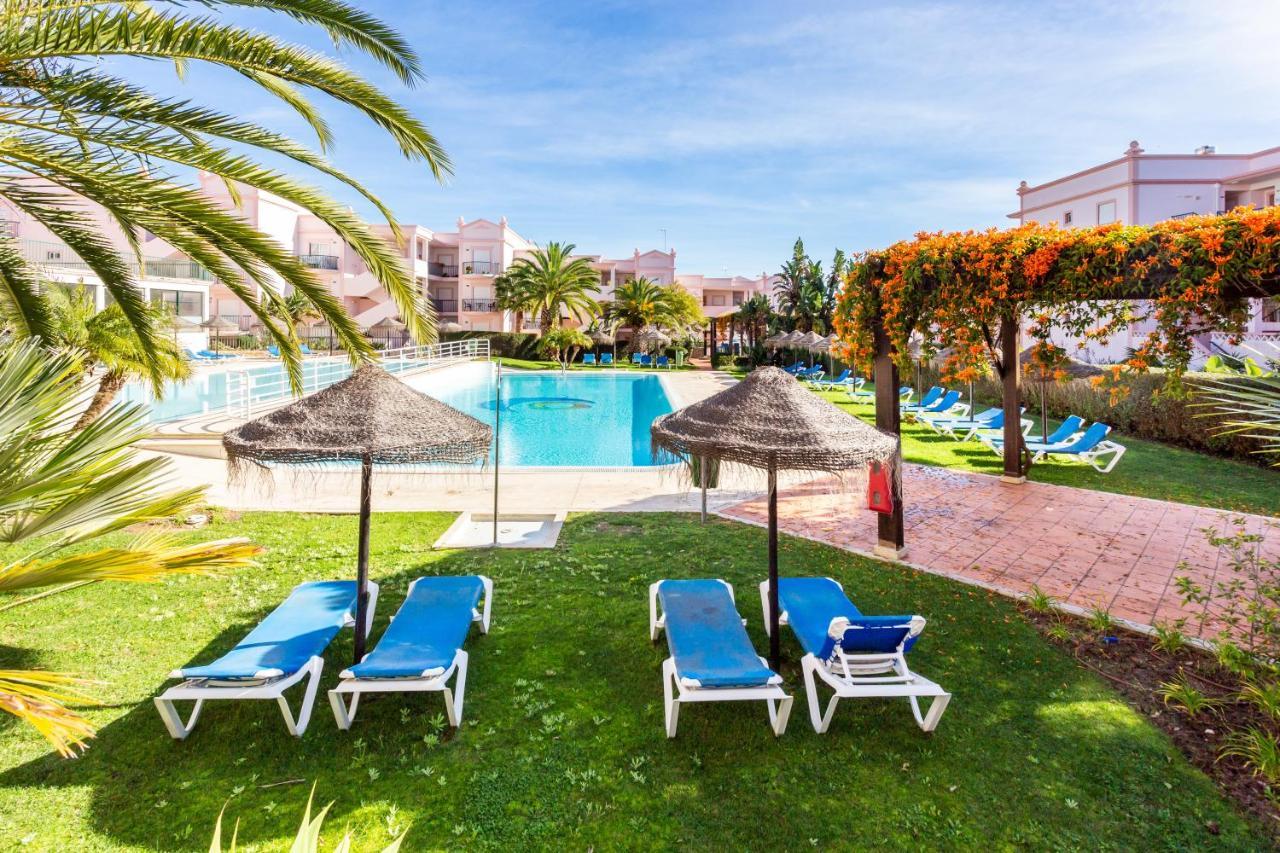 Lovely 2 Bedroom Apartment Including Pool, Stunning Ocean Views & Beach Closeby Praia Da Luz Bagian luar foto