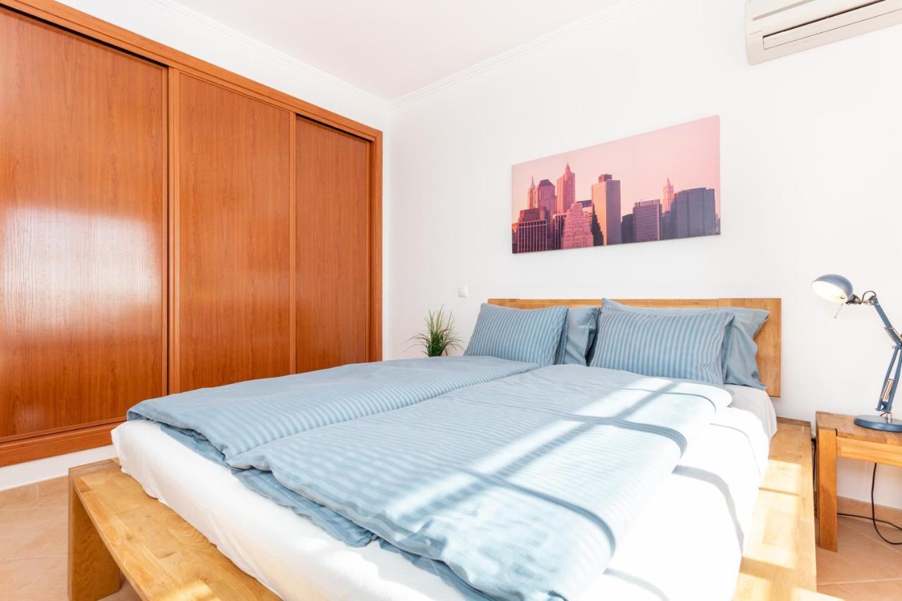 Lovely 2 Bedroom Apartment Including Pool, Stunning Ocean Views & Beach Closeby Praia Da Luz Bagian luar foto