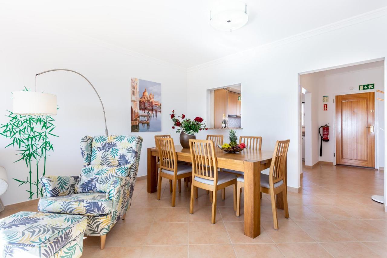 Lovely 2 Bedroom Apartment Including Pool, Stunning Ocean Views & Beach Closeby Praia Da Luz Bagian luar foto